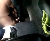 В машине трахает любовницу в зад и на скрытую камеру снимает